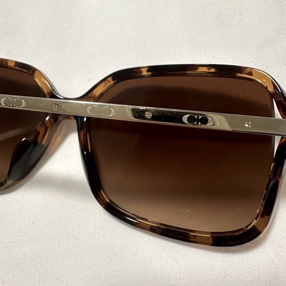 Coach Sunglasses 🕶️ Like New! - Picture 2 of 6